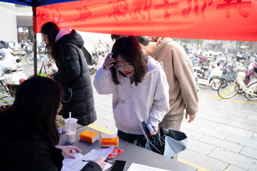 图片包含 人, 户外, 桌子, 男人 AI 生成的内容可能不正确。